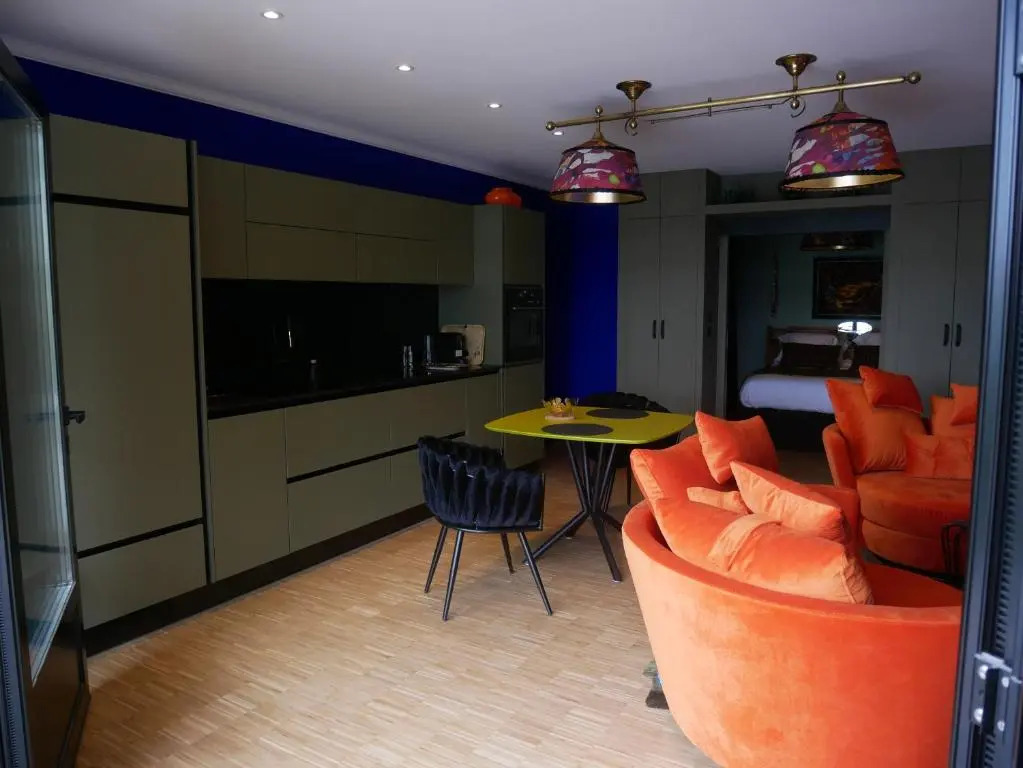 Suite 24