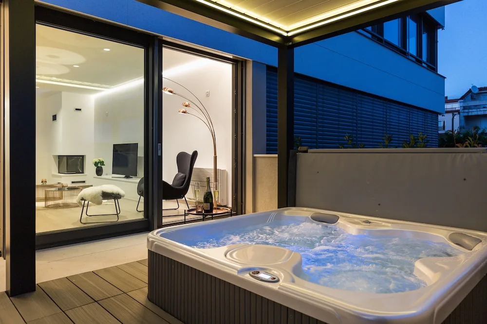 Shell Luxury Residences with Pool and Whirlpool