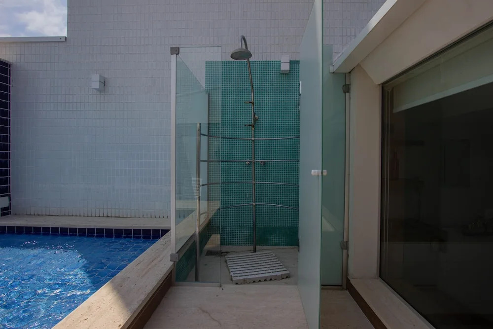 Duplex na Riviera à 70m da praia e próximo ao Shopping.