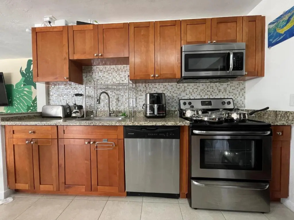 JUNGLE TO BEACH 4 R 3 BR Family and Pet Heated pool N Airport N Beach N Hard Rock
