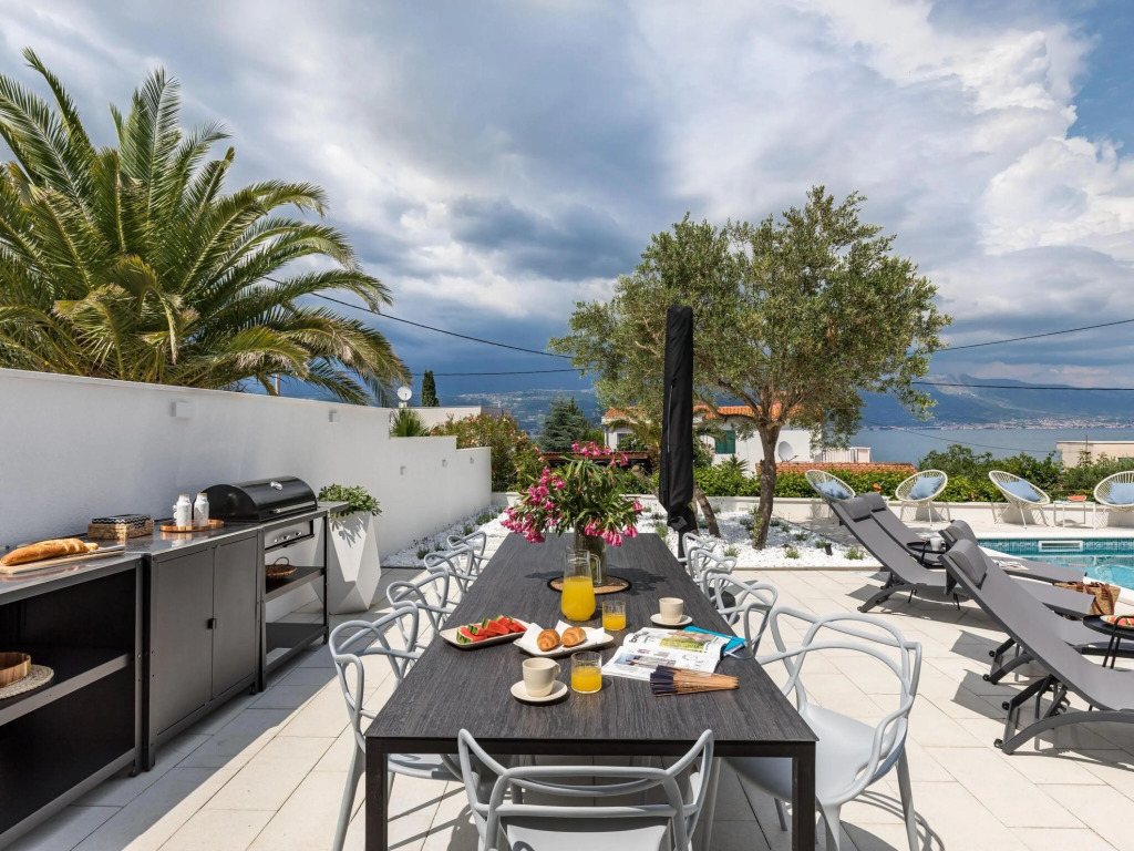 Apartment in Slatine Near the Sea Beach