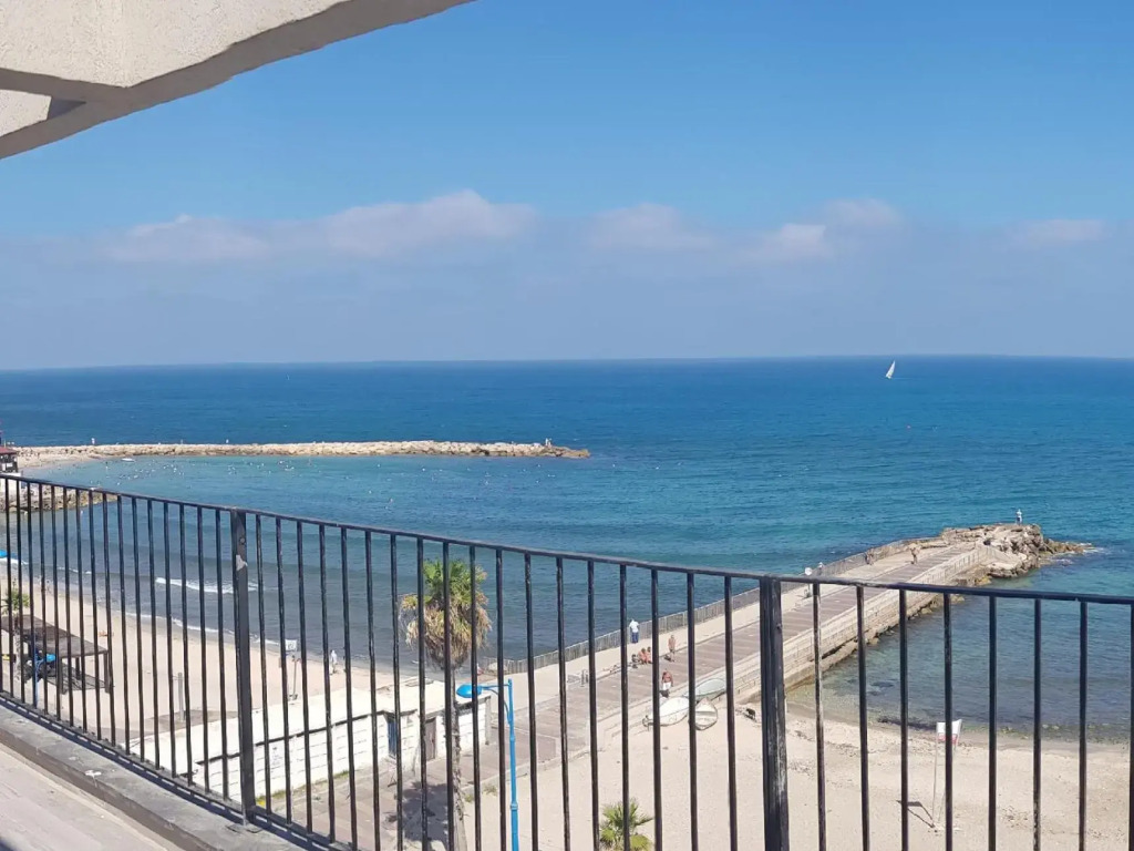 Beautiful Apartment on The First Line of The Sea
