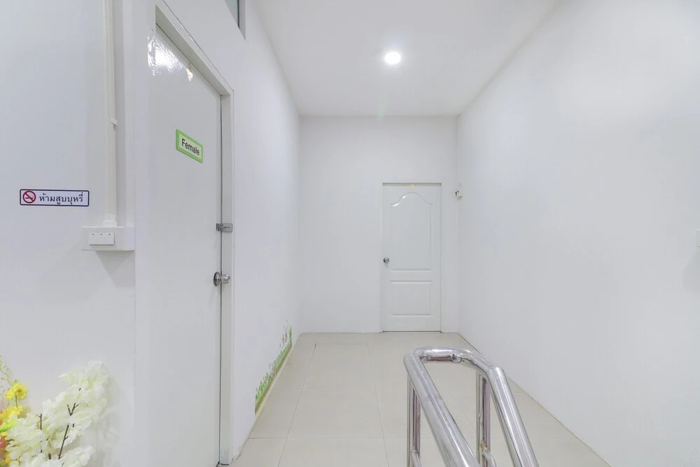 OYO 724 Green Light Cafe and Bed Hostel
