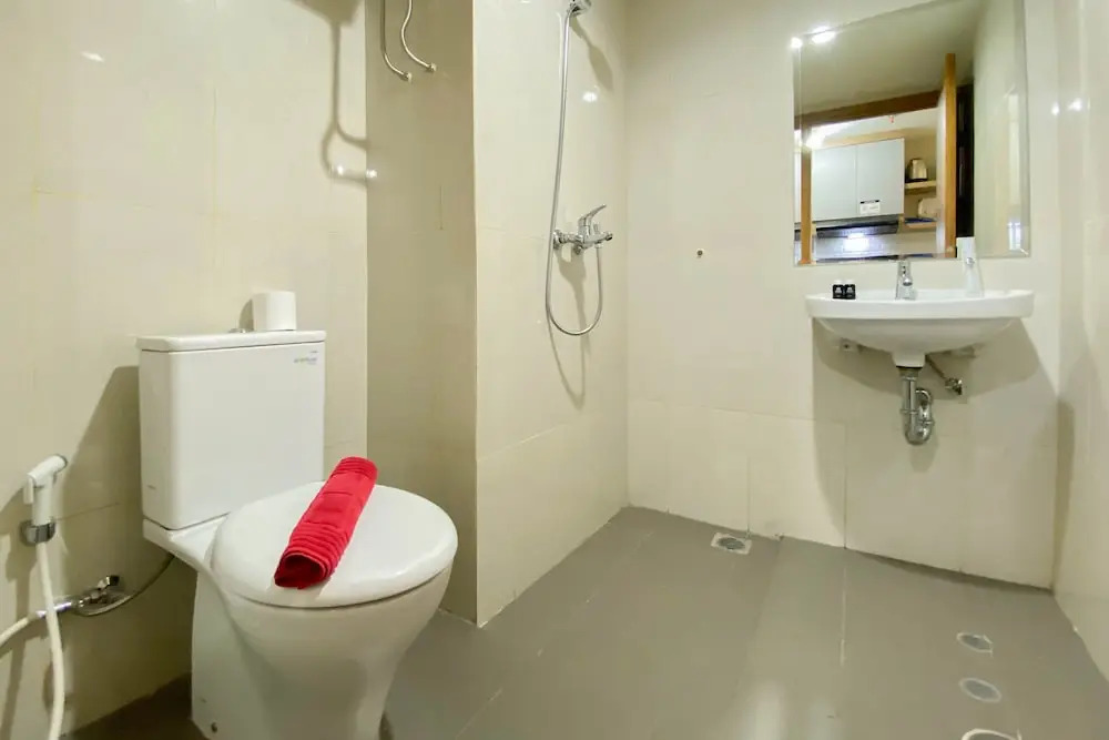 Homey and Well Furnished Studio LRT City Jatibening Apartment