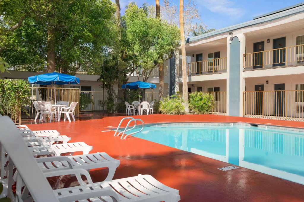 Travelodge by Wyndham Bakersfield
