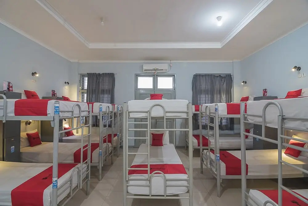 RedDoorz Hostel near Braga Citywalk