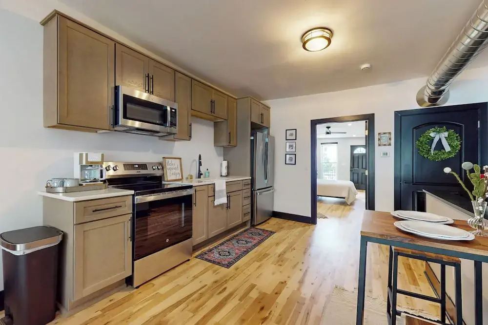 1 BR Apartment w/ Full Kitchen & Great Location