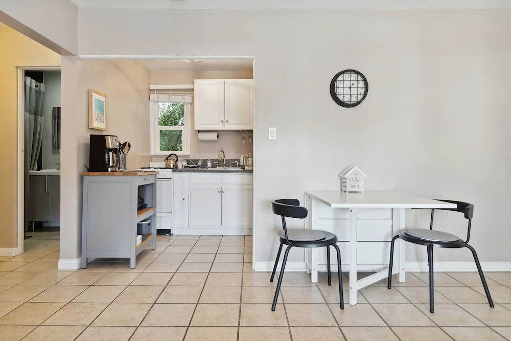 Hollywood Gem 1 Bedroom Apts by RedAwning