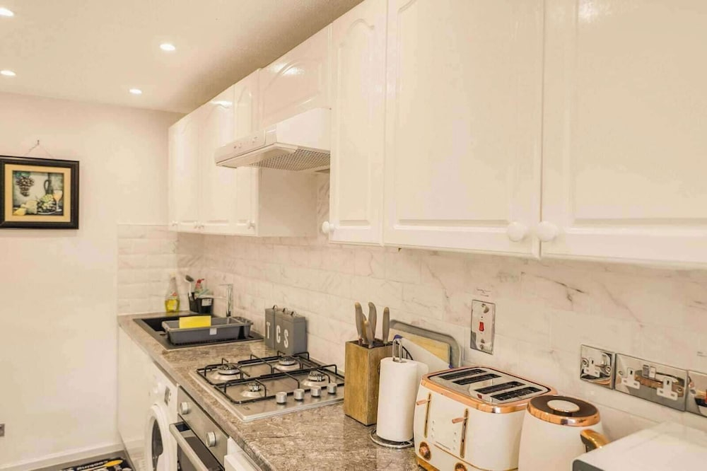 London - Flat - Garden Access - Sleeps 3 - Parking