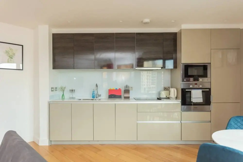 Contemporary 1 Bedroom Apartment in Canning Town With Balcony