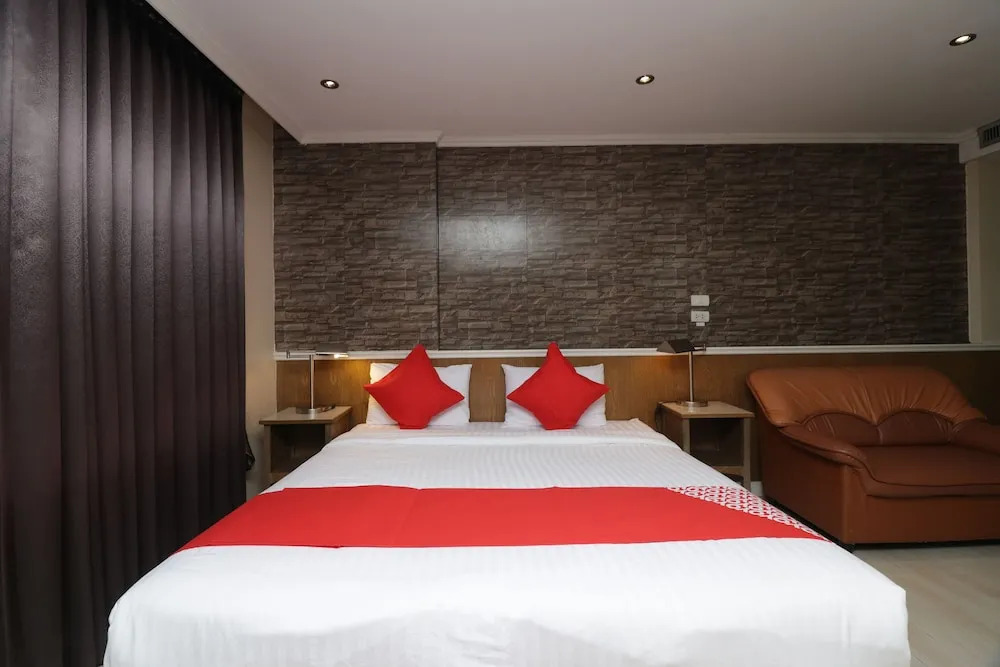 OYO 114 BB Boutique Ekamai Hotel