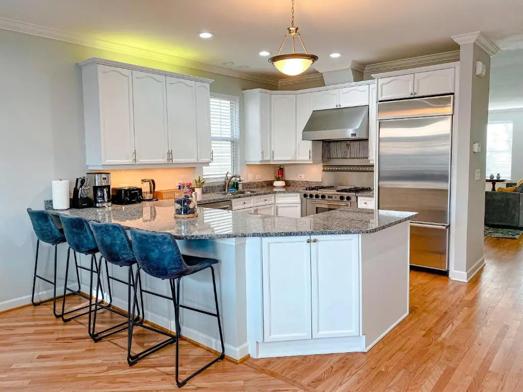 Beautiful 5br home for 14 guests with free parking
