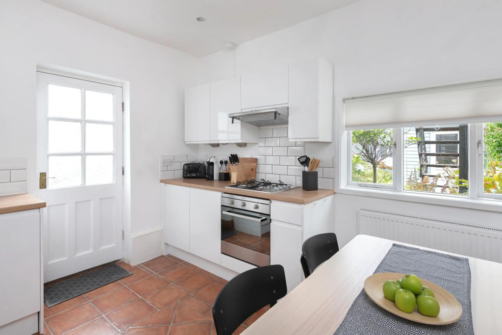 Relax in Stunning Apartment In Leafy Victorian Area
