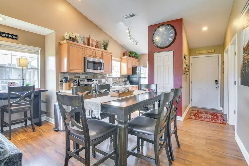 Near Silver Dollar City! Condo w/ Hot Tub & Lake