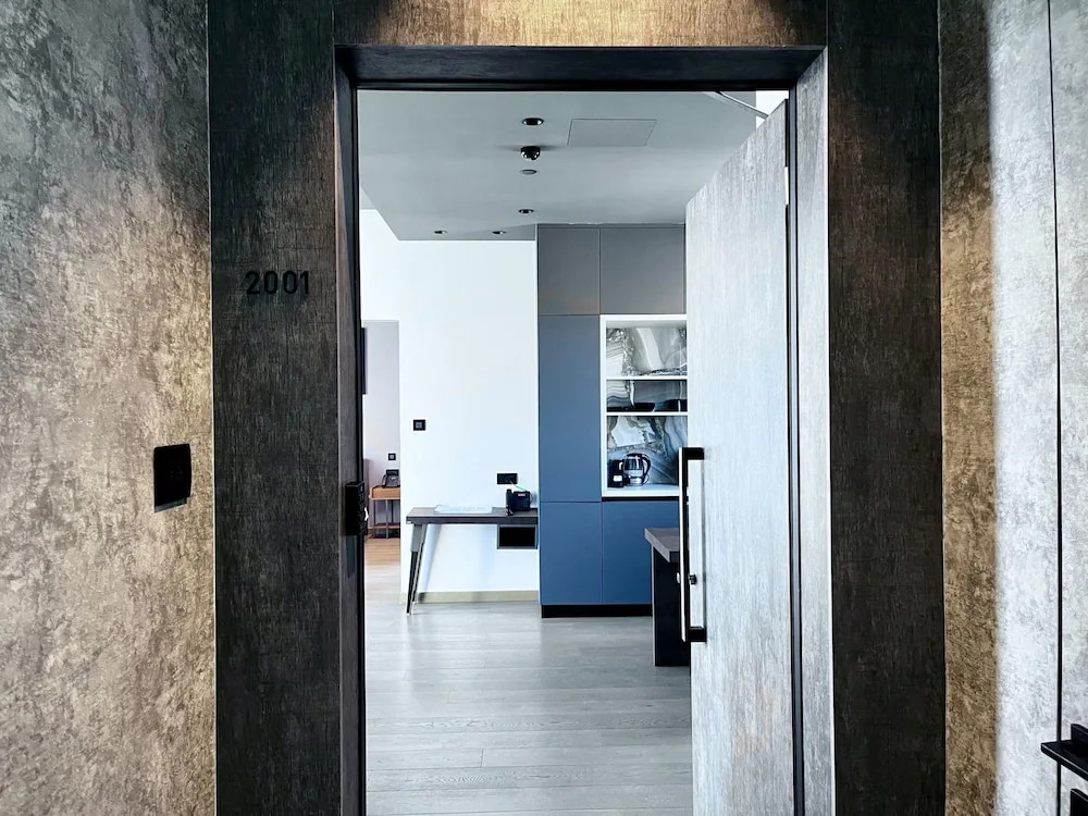 128 LIM - 2001 Stay Only Tower Suite