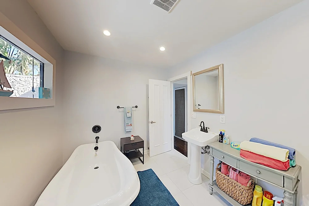 Upscale Coastal - Pool, Patio, Walk To Dining 3 Bedroom Home