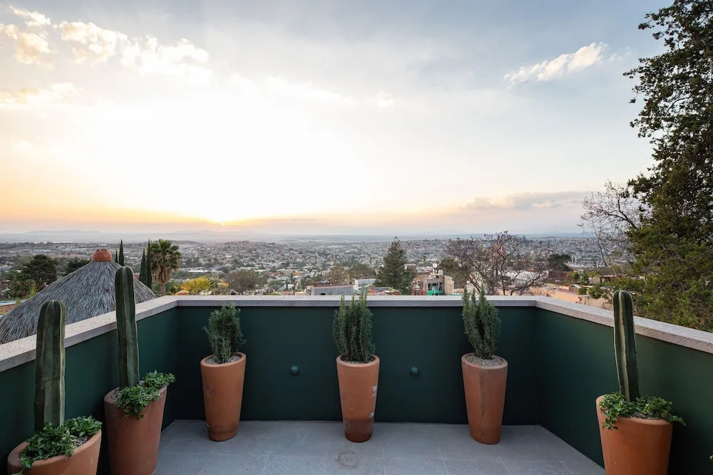 PANORAMA DE LA PARROQUIA Amazing Sunsets! Triplex 4BR Centro Home with Rooftop Parroquia Views