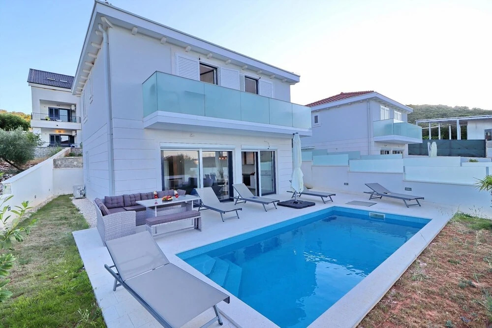 Villa Dalmatinka - Four-bedroom Villa With Pool and Patio ID Direct Booker 12319