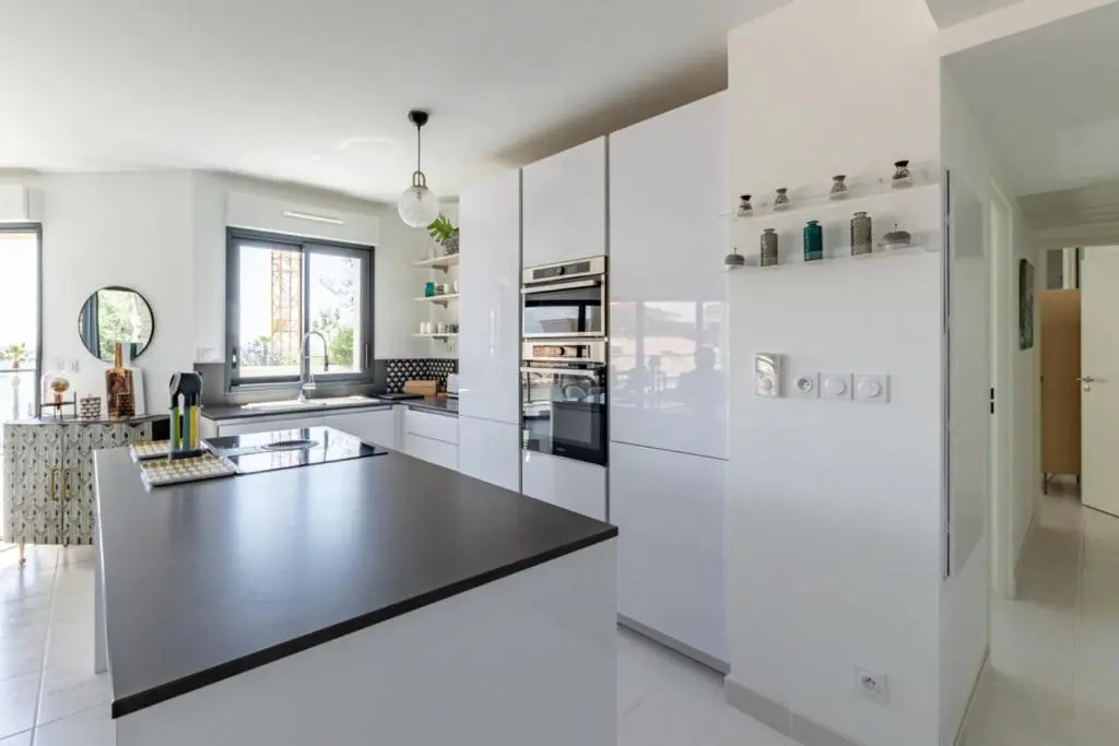 Modern apt with BALCONY at 1mn walk from the BEACH