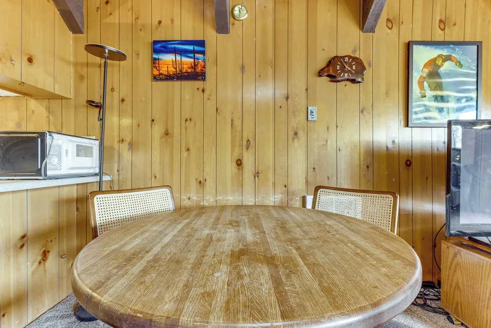 Mammoth Lakes Condo w/ Fireplace & Mountain Views