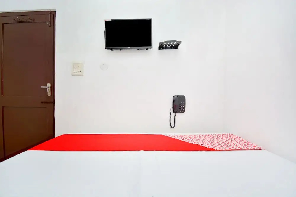 White House Continental by OYO Rooms