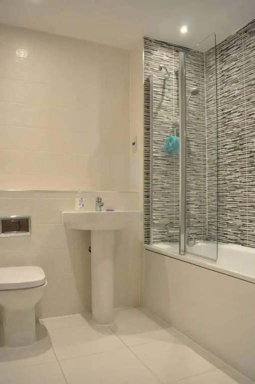 Modern 2 Bedroom East London Apartment With Balcony