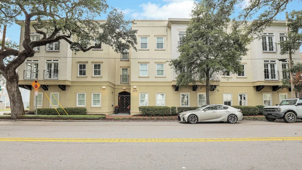 Walkable Historic District Stay 2 Units, Sleeps 14 The Juliette by Avantstay