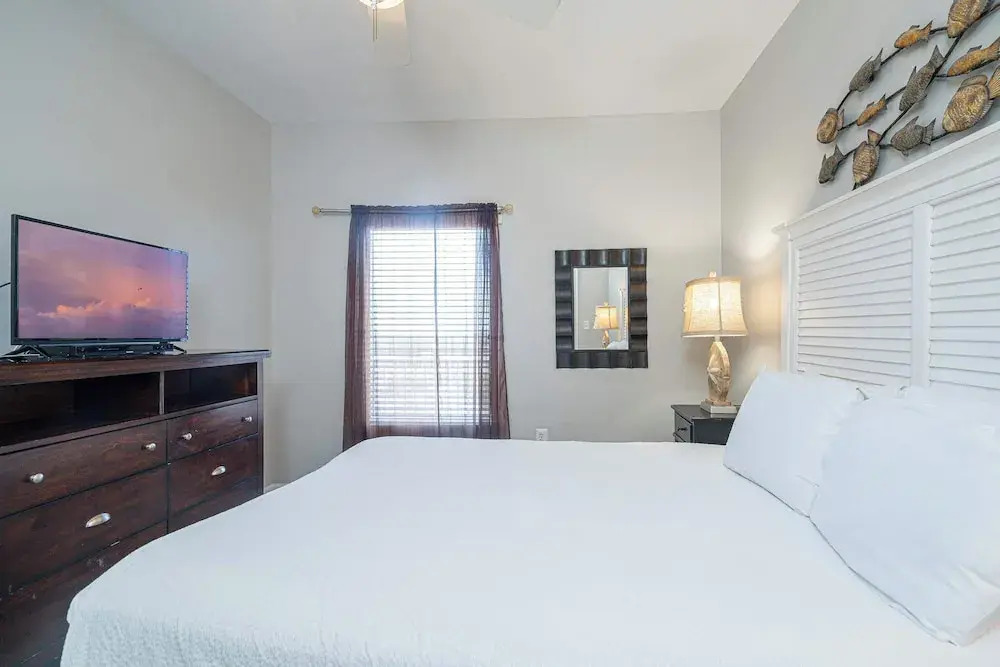 Beachfront Haven 2 BDR Kid-friendly Resort!