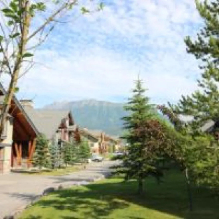 Pinnacle Ridge Chalets by Fernie Lodging Co