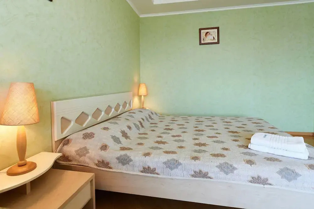 Апартаменты Home-Hotel, ул. Евгения Сверстюка, 8