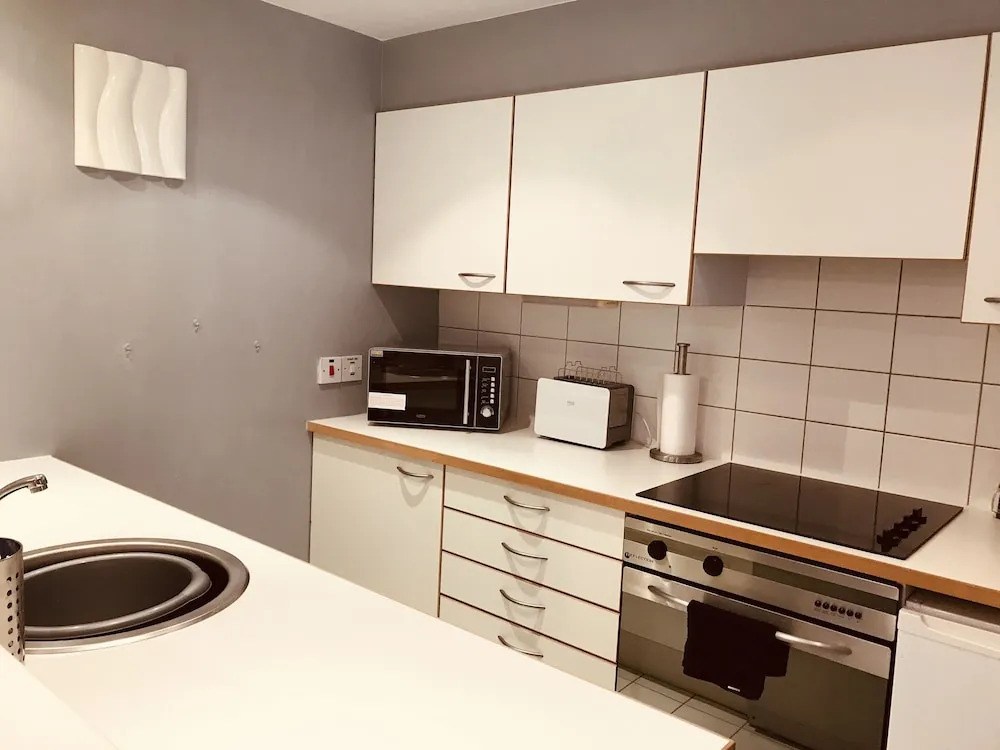 2 Bedroom Luxe Dockland Apartment with Parking