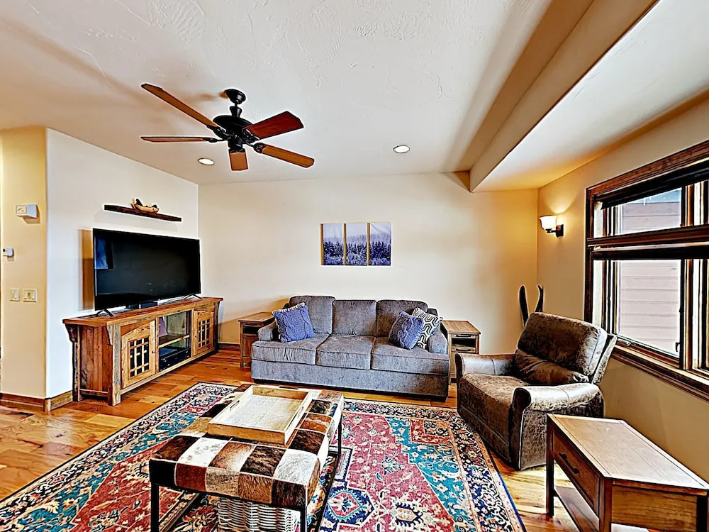 New Listing! Huge Townhome W/ Private Garage 4 Bedroom Townhouse
