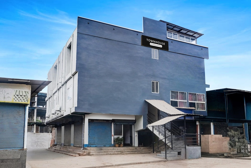 Super Townhouse IG Athletic Stadium