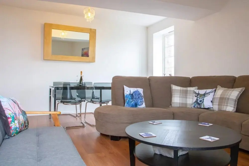 Spacious Flat In Converted Sugar Store