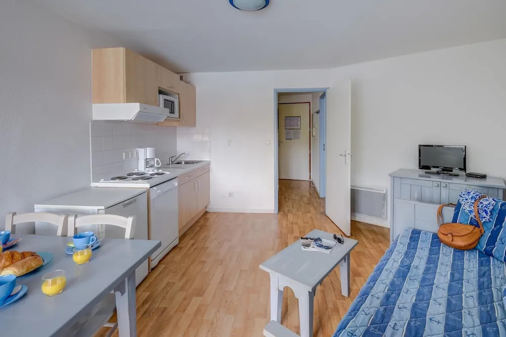 Family Apartment Near Marina