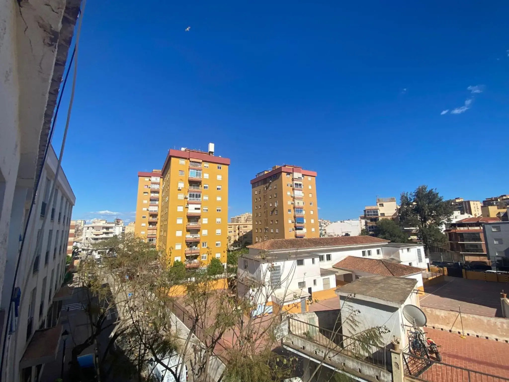 AMPLIO y CÉNTRICO APARTAMENTO CON APARCAMIENTO GRATUITO ALREDEDOR