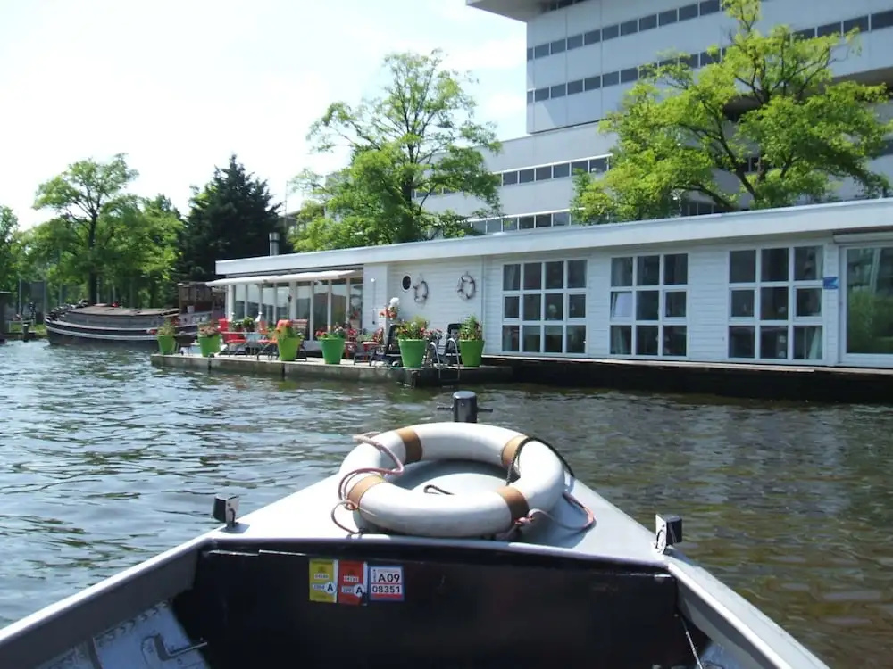 A Bed & Breakfast on a Splendid Houseboat