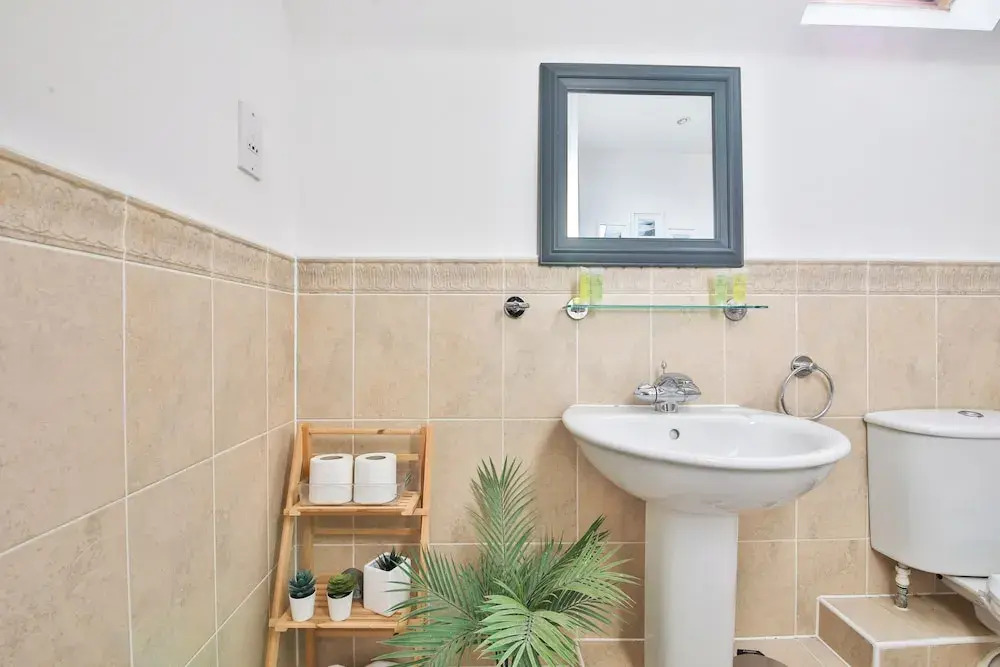 2 Bed House Near Beach with Free Parking