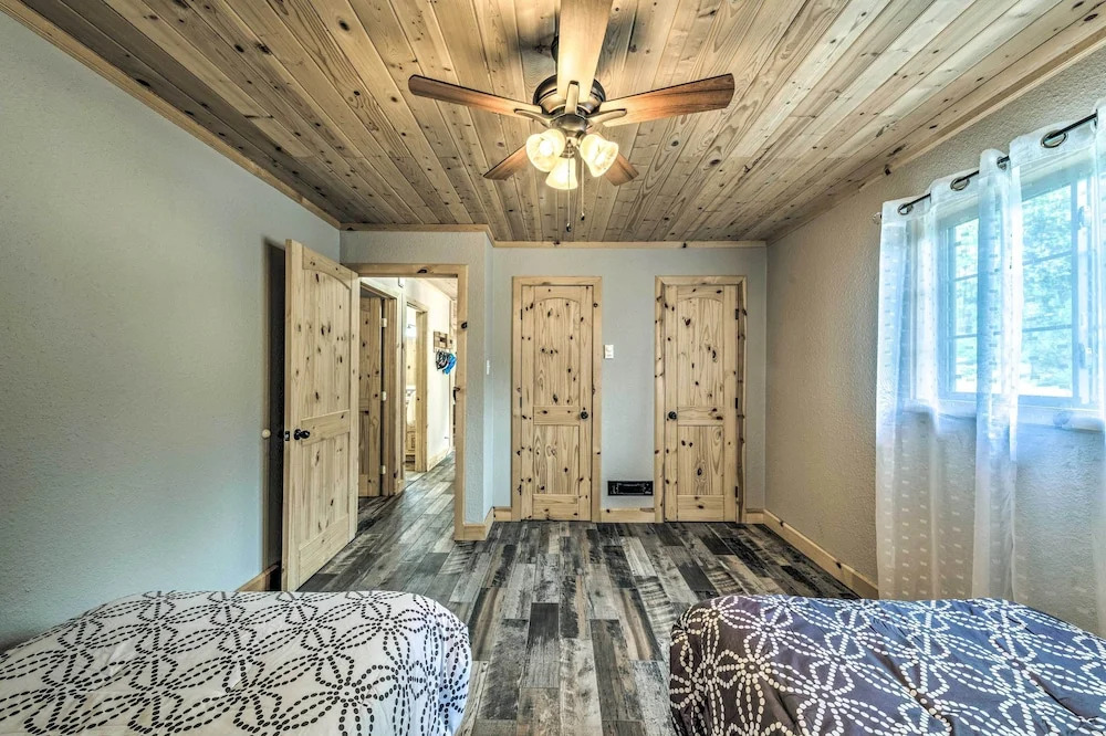 Sleepy Bear Cabin in Ruidoso: Deck & Yard Games!