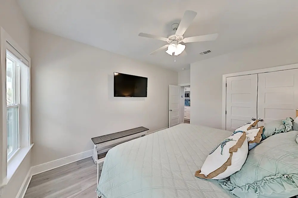 New Canal-front W/ Private Pool, Spa & Dock! 4 Bedroom Home