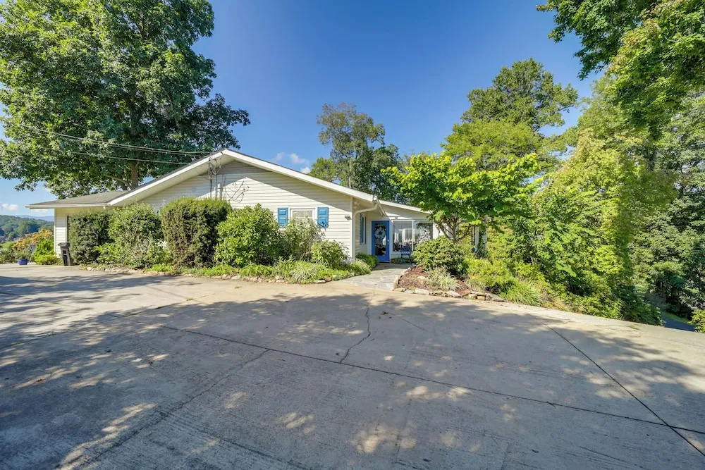 Serene Lake Junaluska Gem: Deck & Mountain Views