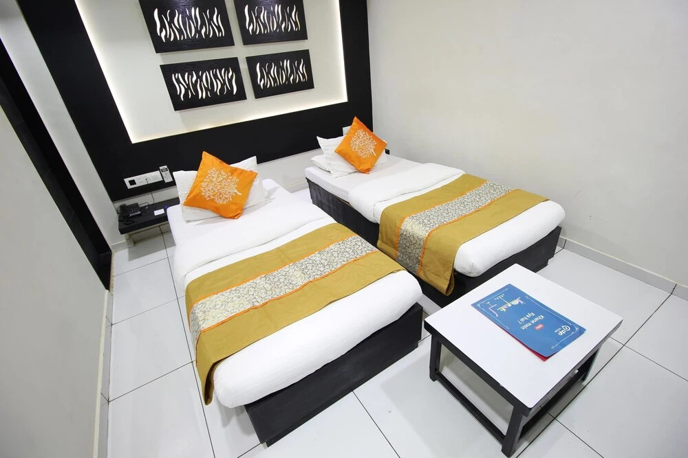 OYO 1319 Hotel Paramount Inn