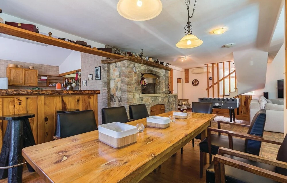 Amazing Home In Liznjan