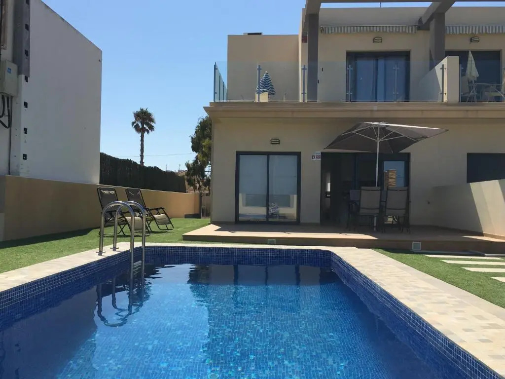Duplex con piscina individual y vistas al mar en Torrevieja