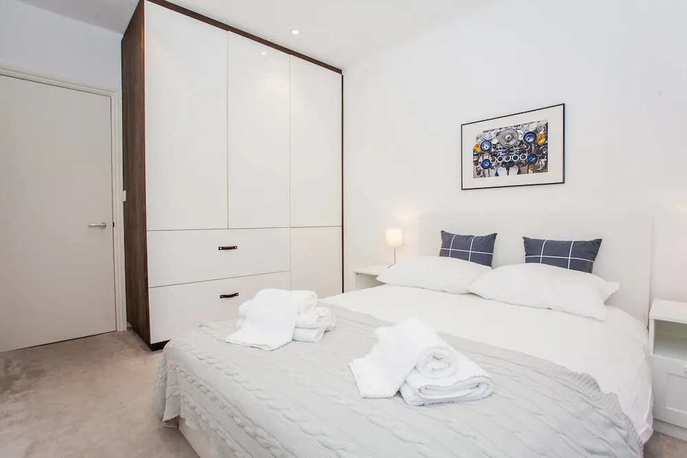 Luxurious 3 Bedroom Property With Roof Terrace