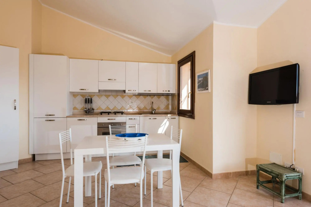 It has 2 bedrooms (one triple room with one double bed and one single, and one room with twin beds),-PERLACEA 32