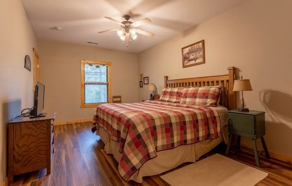 Ozarks Oasis 4 Bedroom Cabin by RedAwning