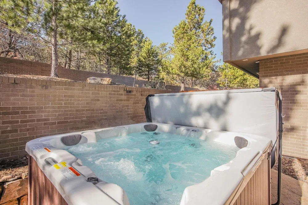 Verdant Oasisluxury, Traveler's Home W/hottub!