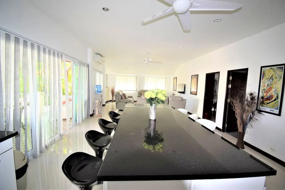 Very large Villa suitable for a large group up to 10 people or even 2 families