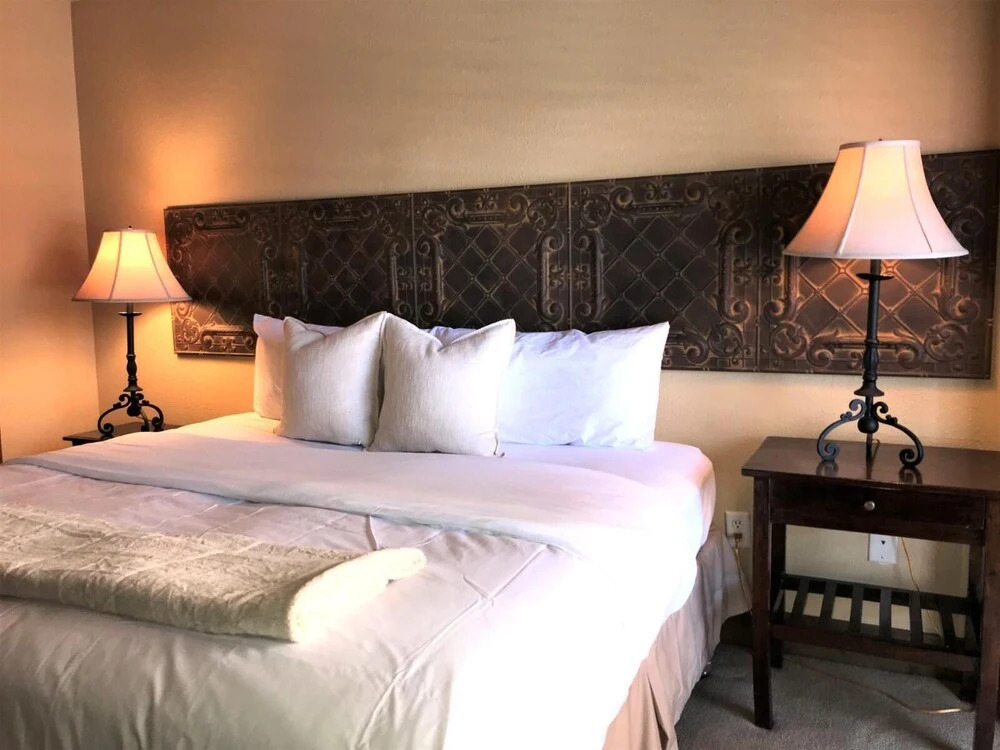 K B M Resorts- Cbi-207 Upgraded 1bd, Wood Fireplace, Full Kitchen, Wifi, Walk to Slopes!